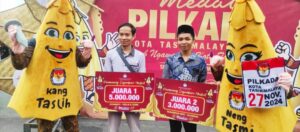 Pemenang Lomba pembuatan Mascot Pilkada Kota Tasikmalaya, Riswanto  (kiri) 