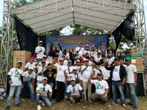 Panitia dari karang taruna Desa Lengkong Jaya melakukan foto bersama usai mengadakan Festival Kostum daur ulang limbah lingkungan yang disupport oleh Econext Ventures, sabtu (17/08/2024) 