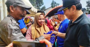 Ket foto : Bakal Calon Wali Kota Tasikmalaya, Drs H Muhammad Yusup saat sedang membagikan sembako di Wilayah Kecamatan Kawalu beberapa hari yang lalu.