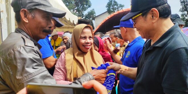 Ket foto : Bakal Calon Wali Kota Tasikmalaya, Drs H Muhammad Yusup saat sedang membagikan sembako di Wilayah Kecamatan Kawalu beberapa hari yang lalu.