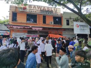 Ratusan Masa Aksi Kepung Bawaslu Kota Tasikmalaya, jumat (29/11/2024) 