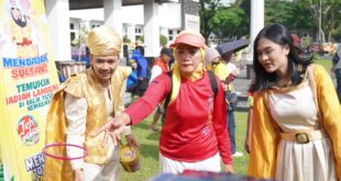 Konsumen mengikuti games seru di booth Teh Gelas pada peluncuran program Asli Mendadak Sultan di Kota Tasikmalaya dalam rangka 18 tahun Teh Gelas.