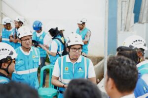 General Manager PLN UIT JBB Jarot Setyawan memberikan arahan kepada petugas PLN di Gardu Induk Sawangan, Jawa Barat, Jumat (28/2).