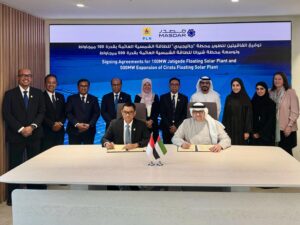 Proses penandatanganan MoU eksplorasi potensi pengembangan proyek PLTS terapung di Waduk Jatigede dan _Principles of Agreement_ penjajakan potensi perluasan PLTS Terapung Cirata antara Direktur Utama PLN, Darmawan Prasodjo (kiri) dengan CEO Masdar, Mohamed Jameel Al Ramahi (kanan) disaksikan oleh jajaran manajemen PLN, Subholding PLN, dan Masdar pada Selasa, (8/4) di Abu Dhabi, Uni Emirat Arab.