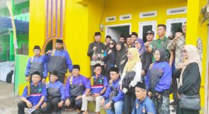 Foto bersama usai peresmian Rumah Syukur, di Kampung Warujajar Desa Tawang Banteng Kecamatan Sukaratu Kabupaten Tasikmalaya, minggu (21/12/2025) 