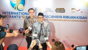 Menteri Koordinator Pemberdayaan Masyarakat (Menko PM) A. Muhaimin Iskandar dalam peluncuran Program SMK Go Global dalam rangkaian peringatan Hari Pekerja Migran Internasional (HPMI) 2025 di Taman Mini Indonesia Indah, Jakarta, Kamis 18 Desember 2025. (Kemenko PM/Istimewa)